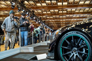 2025 Kanada Uluslararası Otomobil Fuarı 'na gelen kalabalık. Toronto, Kanada - 18 Şubat 2025.