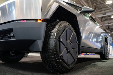 Tesla Cybertruck otomobili 2025 Kanada Uluslararası Otomobil Fuarı 'nda. Toronto, Kanada - 18 Şubat 2025.