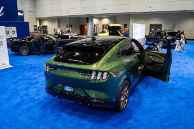 2024 Ford Mustang Mach-E GT otomobil 2025 Kanada Uluslararası Otomobil Fuarı 'nda. Toronto, Kanada - 18 Şubat 2025.