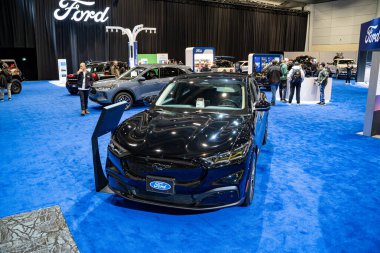 2025 Kanada Uluslararası Otomobil Fuarı 'nda Ford Mustang Mach-E Premium otomobil. Toronto, Kanada - 18 Şubat 2025.