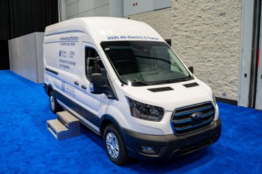 2024 Ford E-Transit Kargo Van otomobili, Kanada Uluslararası Otomobil Fuarı 'nda bulunmaktadır. Toronto, Kanada - 18 Şubat 2025.