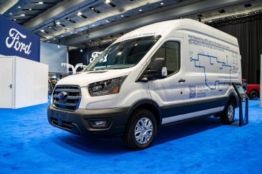 2024 Ford E-Transit Kargo Van otomobili, Kanada Uluslararası Otomobil Fuarı 'nda bulunmaktadır. Toronto, Kanada - 18 Şubat 2025.