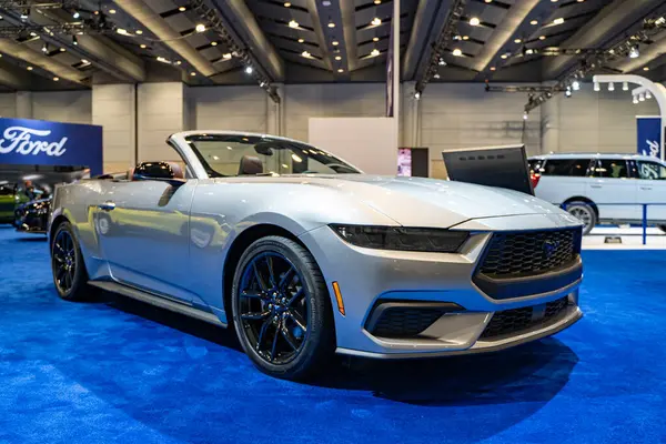 2025 Kanada Uluslararası Otomobil Fuarı 'nda Ford Mustang Ecoboost Premium üstü açık otomobil. Toronto, Kanada - 18 Şubat 2025.
