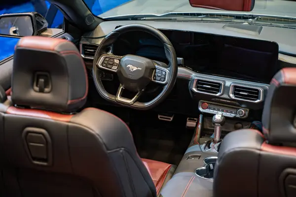 2025 Kanada Uluslararası Otomobil Fuarı 'nda Ford Mustang Ecoboost Premium üstü açık otomobil. Toronto, Kanada - 19 Şubat 2025.