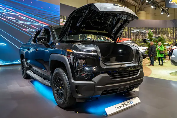 2025 Kanada Uluslararası Otomobil Fuarı 'nda 2025 Chevrolet Silverado EV Max Range otomobili. Toronto, Kanada - 19 Şubat 2025.