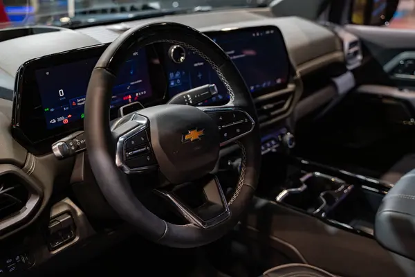 2025 Kanada Uluslararası Otomobil Fuarı 'nda 2025 Chevrolet Silverado EV LT otomobil. Toronto, Kanada - 19 Şubat 2025.