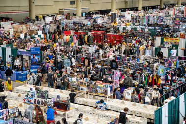 Toronto Comicon 'daki ziyaretçi kalabalığı. Toronto, Kanada - 14 Mart 2025.