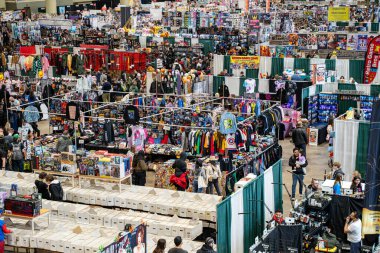 Toronto Comicon 'daki ziyaretçi kalabalığı. Toronto, Kanada - 14 Mart 2025.