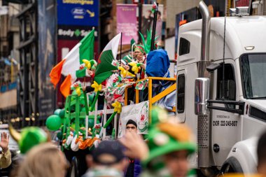 Toronto 'da Aziz Patrick Günü Geçit Töreni 2025 manzarası. Toronto, Kanada - 16 Mart 2025.