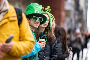 İzleyiciler Toronto 'da St. Patrick Günü Geçit Töreni' ni izliyor. Toronto, Kanada - 16 Mart 2025.