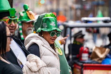 İzleyiciler Toronto 'da St. Patrick Günü Geçit Töreni' ni izliyor. Toronto, Kanada - 16 Mart 2025.