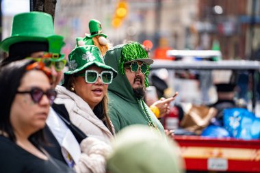 İzleyiciler Toronto 'da St. Patrick Günü Geçit Töreni' ni izliyor. Toronto, Kanada - 16 Mart 2025.