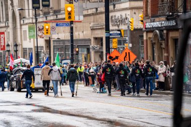 Toronto 'da Aziz Patrick Günü Geçit Töreni 2025 manzarası. Toronto, Kanada - 16 Mart 2025.