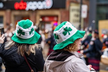 İzleyiciler Toronto 'da St. Patrick Günü Geçit Töreni' ni izliyor. Toronto, Kanada - 16 Mart 2025.