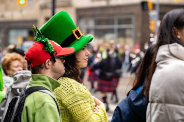 İzleyiciler Toronto 'da St. Patrick Günü Geçit Töreni' ni izliyor. Toronto, Kanada - 16 Mart 2025.