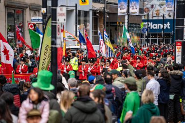 Toronto 'da Aziz Patrick Günü Geçit Töreni 2025 manzarası. Toronto, Kanada - 16 Mart 2025.