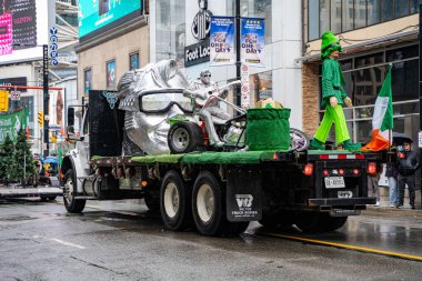 Toronto 'da Aziz Patrick Günü Geçit Töreni 2025 manzarası. Toronto, Kanada - 16 Mart 2025.