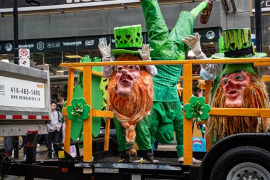 Toronto 'da Aziz Patrick Günü Geçit Töreni 2025 manzarası. Toronto, Kanada - 16 Mart 2025.