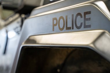 Zırhlı bir polis aracındaki 