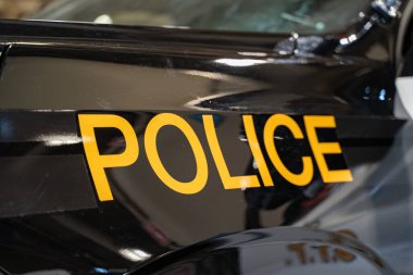 Polis arabasındaki 