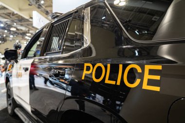 Polis arabasındaki 