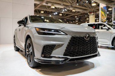 2025 Lexus RX 500h otomobil 2025 Kanada Uluslararası Otomobil Fuarı 'nda. Toronto, Kanada - 19 Şubat 2025.