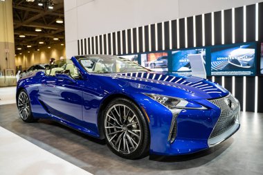 2024 Lexus LC üstü açık otomobil 2025 Kanada Uluslararası Otomobil Fuarı 'nda. Toronto, Kanada - 19 Şubat 2025.