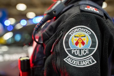 Üniformalı Toronto Polisi logosu. Toronto, Kanada - 19 Şubat 2025.