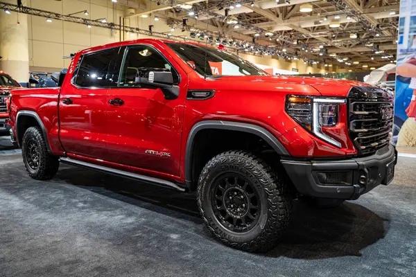 2025 Kanada Uluslararası Otomobil Fuarı 'nda GMC Sierra 1500 AT4X otomobil. Toronto, Kanada - 19 Şubat 2025.