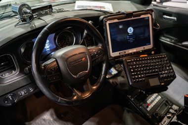 İçinde bilgisayar olan bir polis aracının iç görüntüsü. Toronto, Kanada - 19 Şubat 2025.