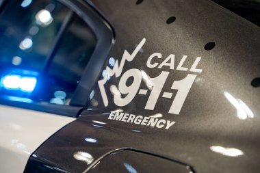 911 'i ara. Acil durum mesajı bir polis arabasının üstünde. Toronto, Kanada - 19 Şubat 2025.