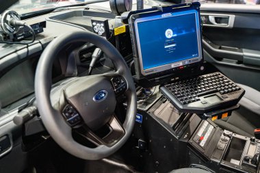 İçinde bilgisayar olan bir polis aracının iç görüntüsü. Toronto, Kanada - 19 Şubat 2025.