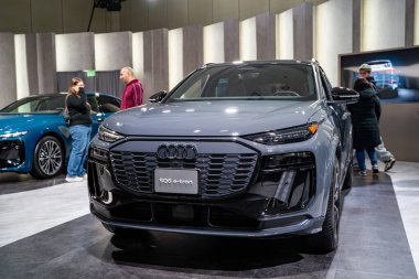 2025 Kanada Uluslararası Otomobil Fuarı 'nda Audi SQ6 e-tron otomobili. Toronto, Kanada - 19 Şubat 2025.