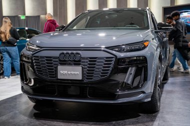 2025 Kanada Uluslararası Otomobil Fuarı 'nda Audi SQ6 e-tron otomobili. Toronto, Kanada - 19 Şubat 2025.