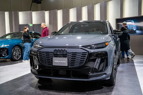 2025 Kanada Uluslararası Otomobil Fuarı 'nda Audi SQ6 e-tron otomobili. Toronto, Kanada - 19 Şubat 2025.