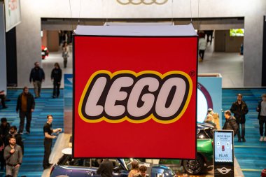 LEGO logosu 2025 Kanada Uluslararası Otomobil Fuarı 'nda. Toronto, Kanada - 19 Şubat 2025.