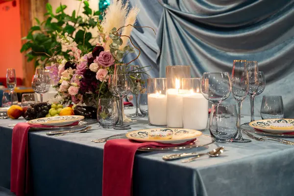 Boş tabakları ve boş bardakları lüks bir yemek masasında görmek.