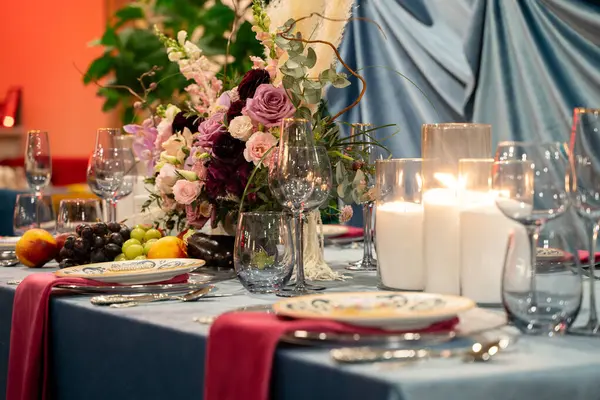 Boş tabakları ve boş bardakları lüks bir yemek masasında görmek.