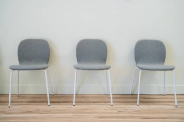 Bir odada basit sandalyeler..