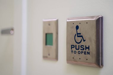 Bir kapıyı açmak için düğmeye basın.