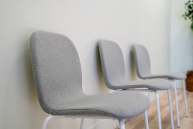 Bir odada basit sandalyeler..