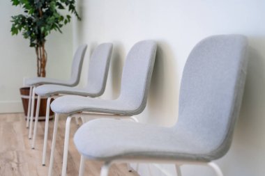 Bir odada basit sandalyeler..