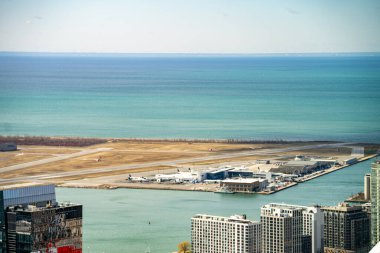Toronto Adaları 'ndaki Billy Bishop Havaalanı' nın (YTZ) havadan görüntüsü. Toronto, Kanada - 8 Nisan 2025.