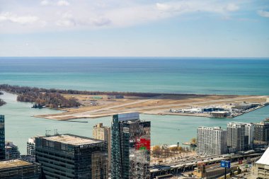Toronto Adaları 'ndaki Billy Bishop Havaalanı' nın (YTZ) havadan görüntüsü. Toronto, Kanada - 8 Nisan 2025.