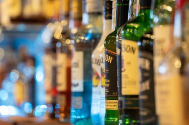 Bir bar rafında çeşitli içki şişeleri. Toronto, Kanada - 8 Şubat 2025.