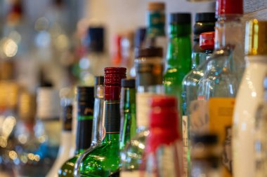 Bir bar rafında çeşitli içki şişeleri..