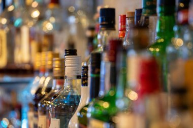 Bir bar rafında çeşitli içki şişeleri..