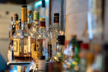 Bir bar rafında çeşitli içki şişeleri. Toronto, Kanada - 8 Şubat 2025.