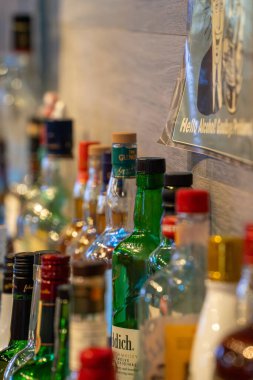 Bir bar rafında çeşitli içki şişeleri. Toronto, Kanada - 8 Şubat 2025.