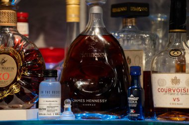 Bir bar rafında çeşitli içki şişeleri. Toronto, Kanada - 8 Şubat 2025.